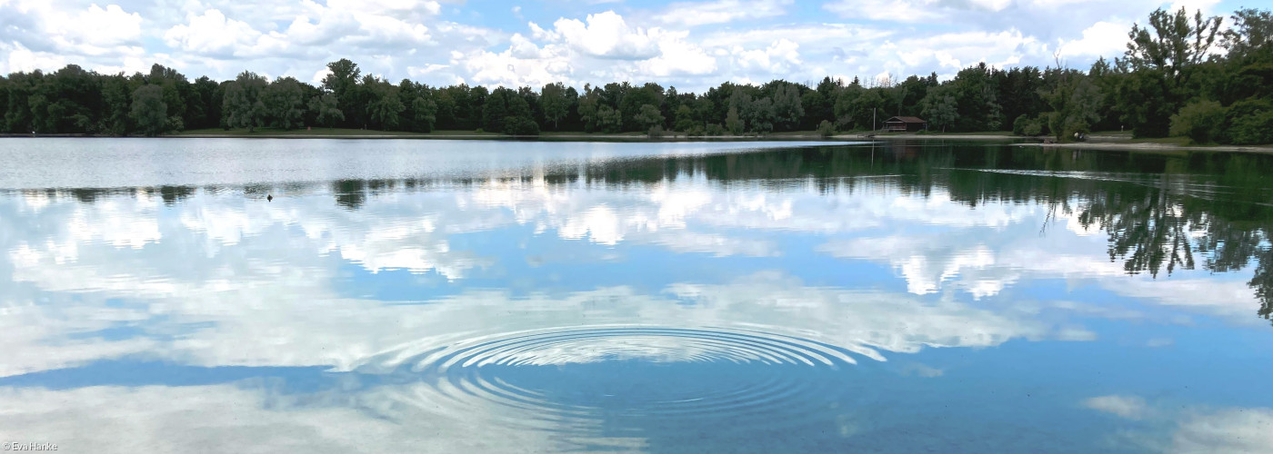 Im Ruderregatta-See spiegelt sich der Himmel